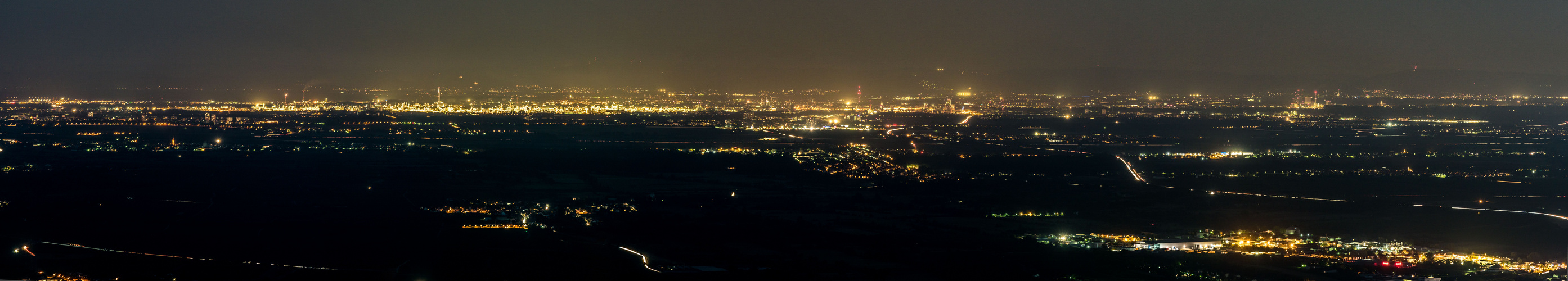 Nächtlicher Blick über die Industrieanlagen der Rheinebene