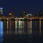 Nächtlicher Blick über die Spree in Berlin zur Oberbaumbrücke