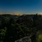 Nächtlicher Blick über Rheinebene und Pfälzer Wald