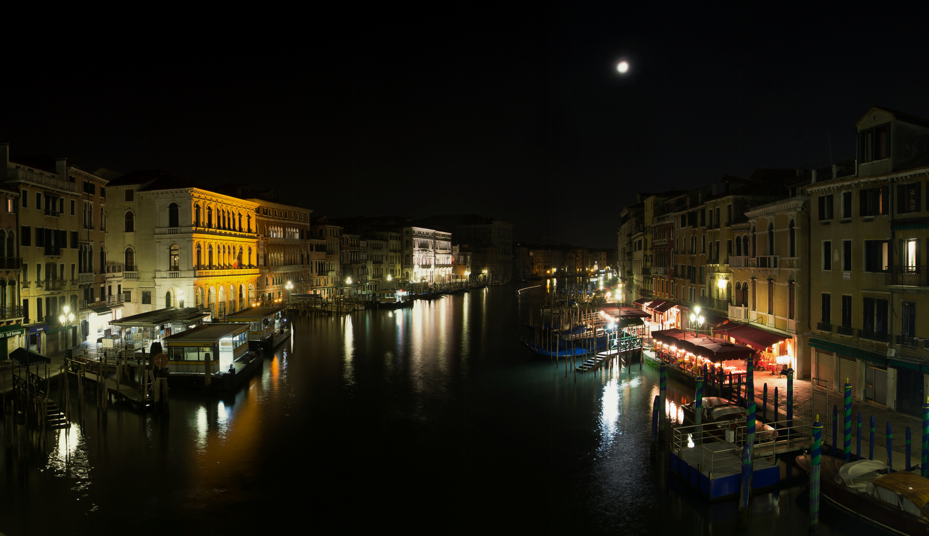 Nächtlicher Blick von der Rialtobrücke auf den Canale Grande