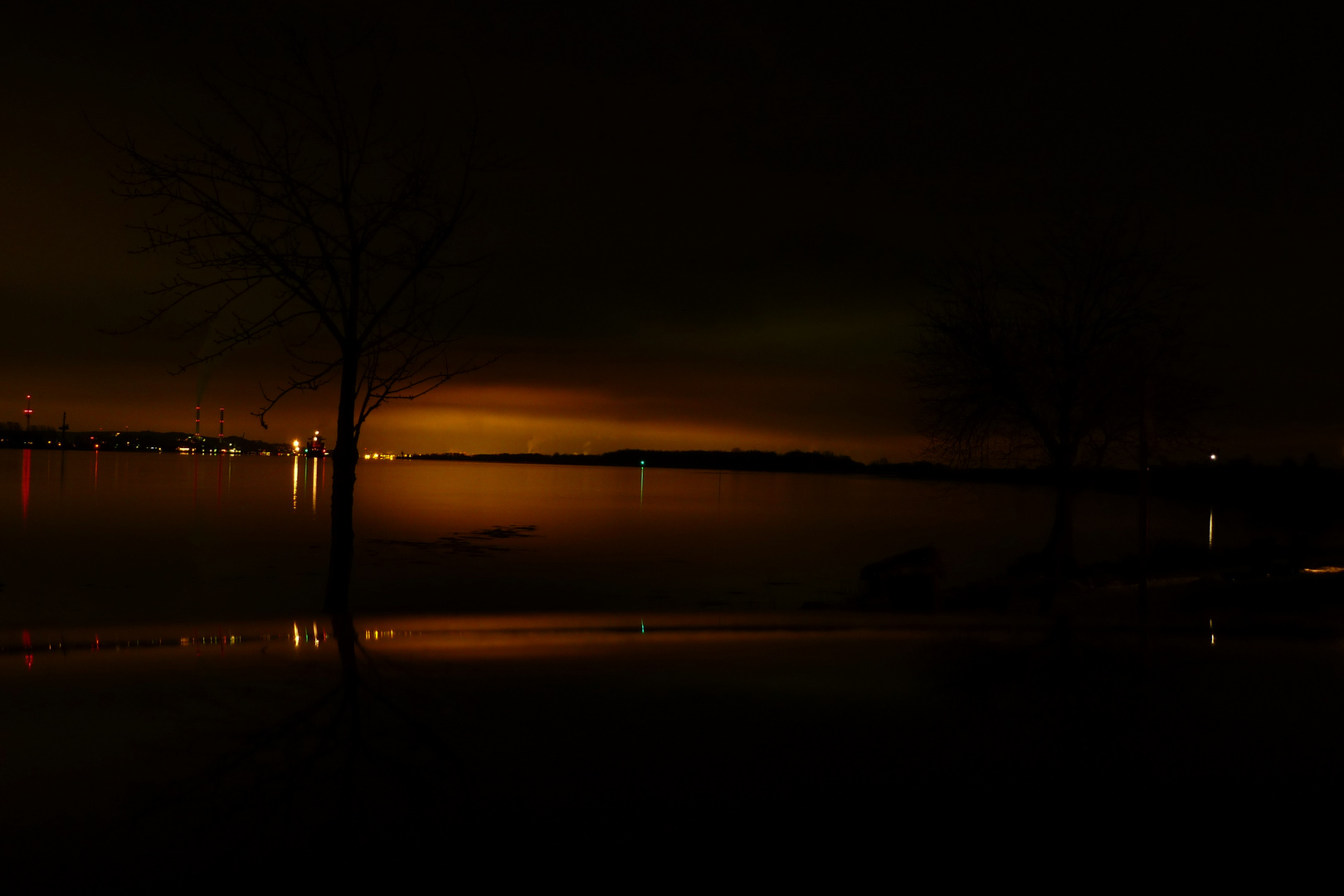 Nächtlicher Blick von Lühe nach Hamburg