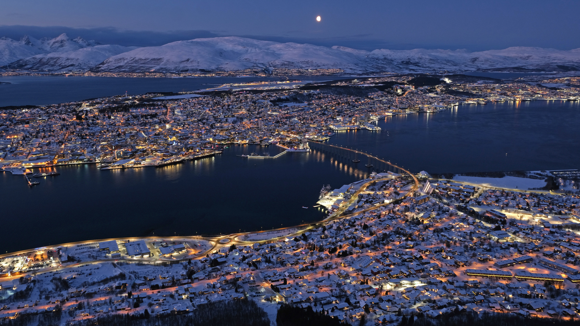 Nächtlicher Blick von oben auf Tromsö