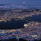 Nächtlicher Blick von oben auf Tromsö