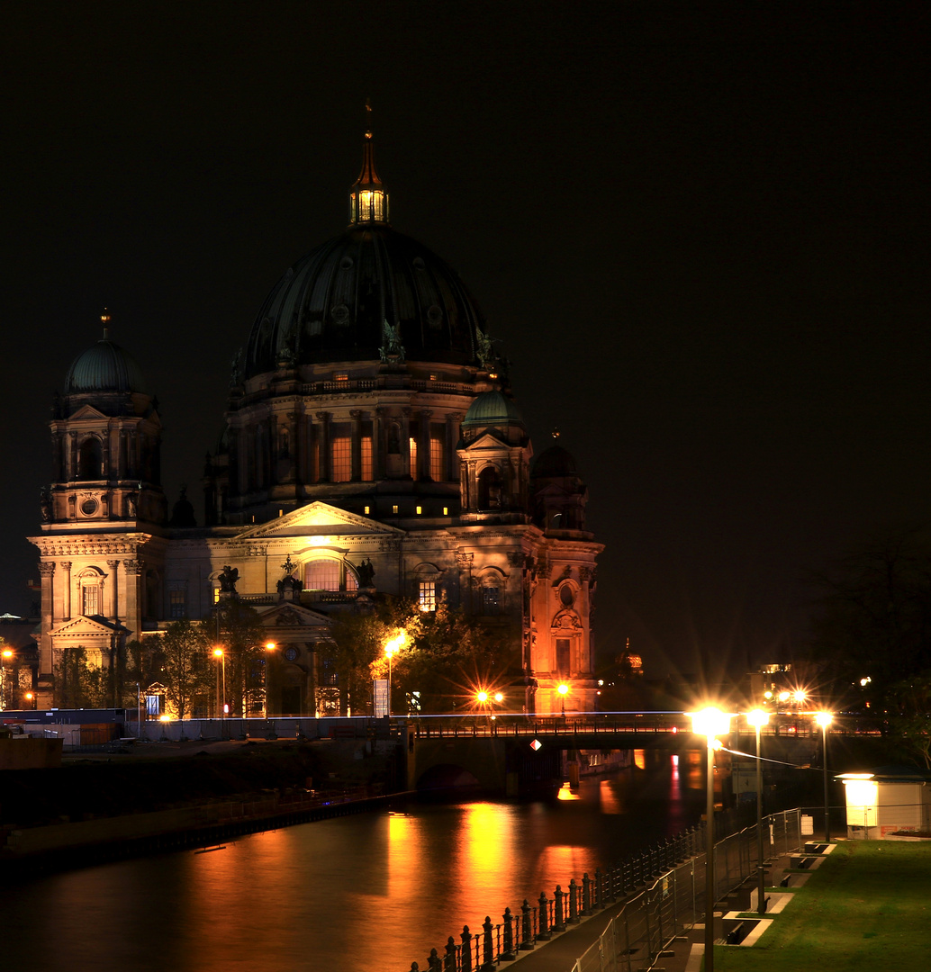 Nächtlicher Blick zum Berliner Dom