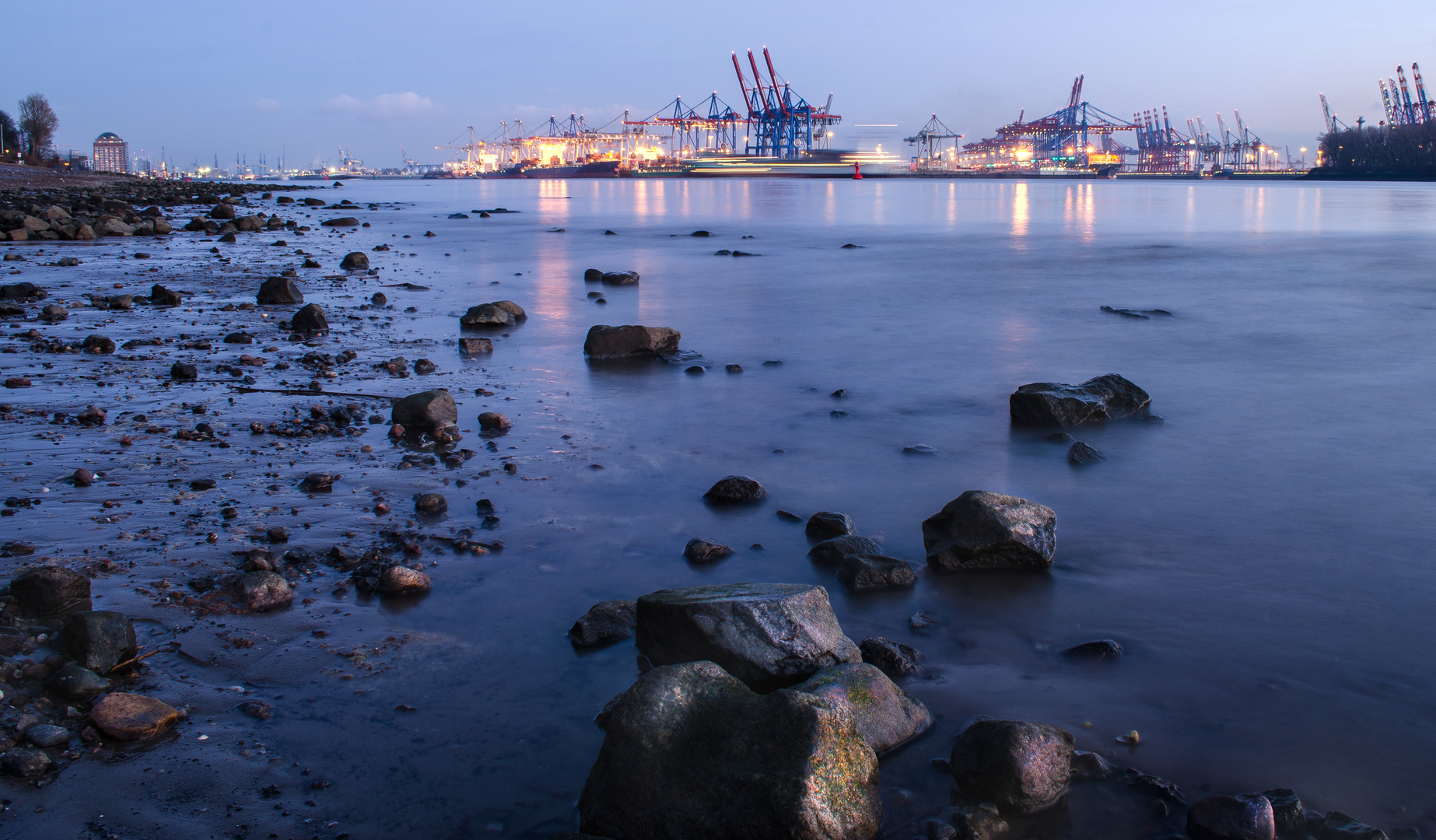 nächtlicher Blick zum Hafen