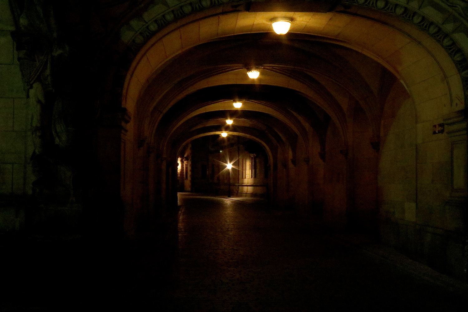 Nächtlicher Durchblick in Dresden.