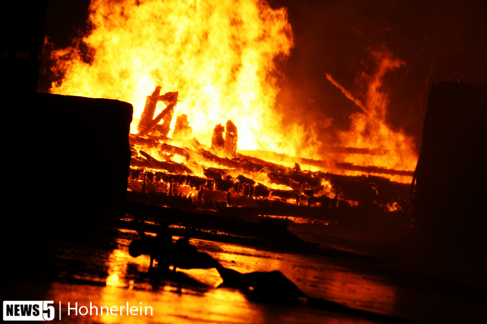 Nächtlicher Feuerschein ...