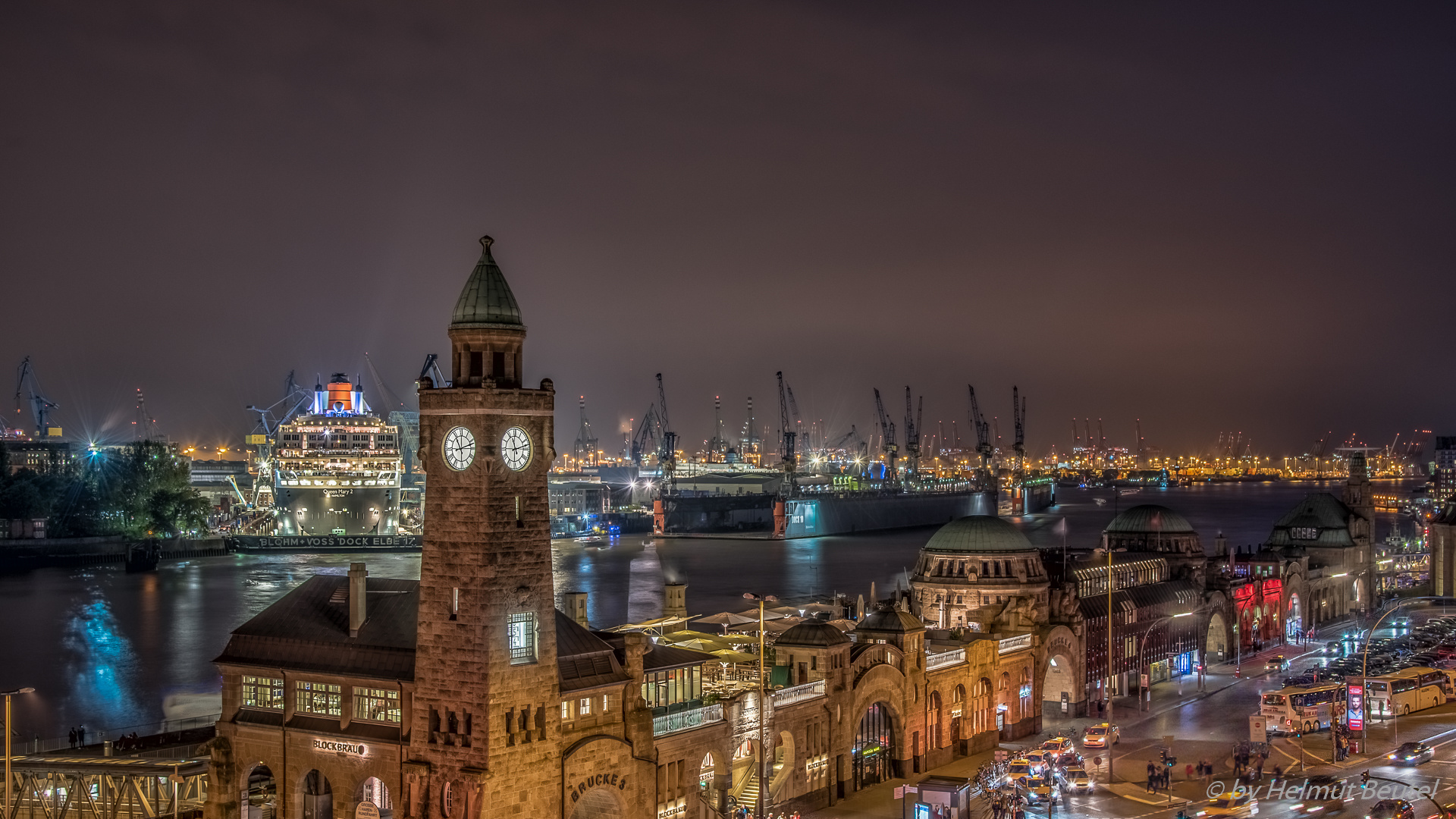 Nächtlicher Hafenblick mit Queen Mary 2 im Dock