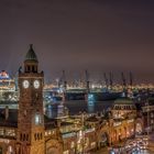 Nächtlicher Hafenblick mit Queen Mary 2 im Dock