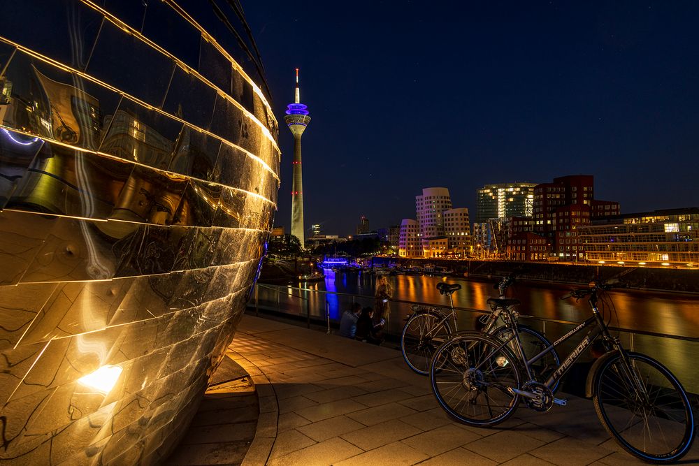 Nächtlicher Medienhafen