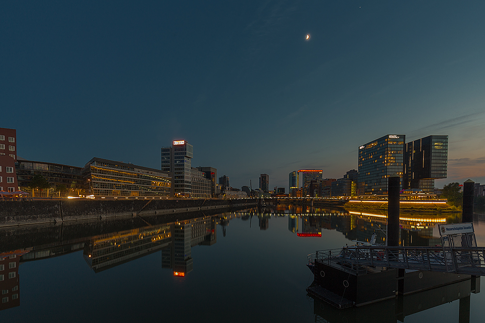 Nächtlicher Medienhafen