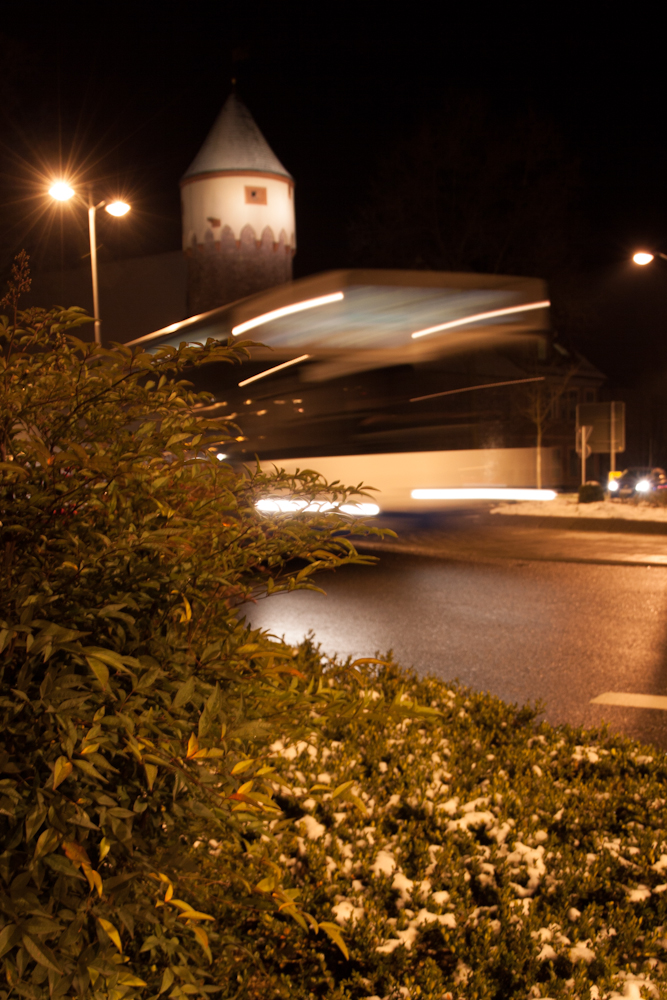 nächtlicher Nahverkehr oder ein Bus im Kreisel