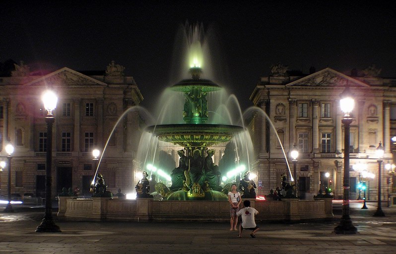 Nächtlicher Pariser Brunnen