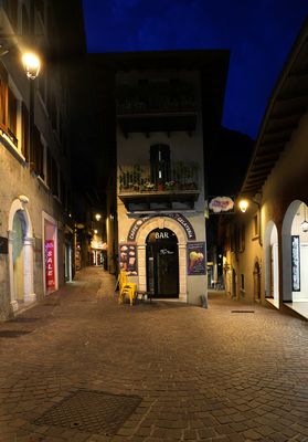 Nächtlicher Scheidedweg in Limone Sul Garda