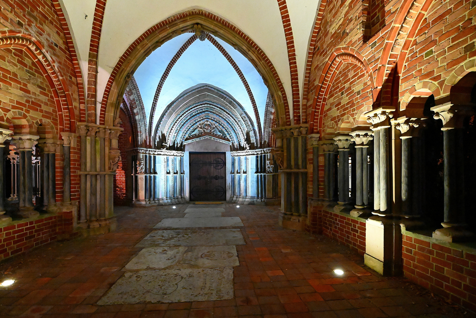 Nächtlicher Seiteneingang vom Dom zu Lübeck