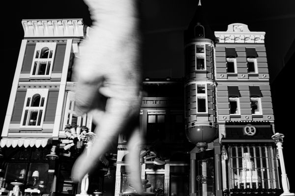 Nächtlicher Spaziergänger in den Straßen der Stadt. 