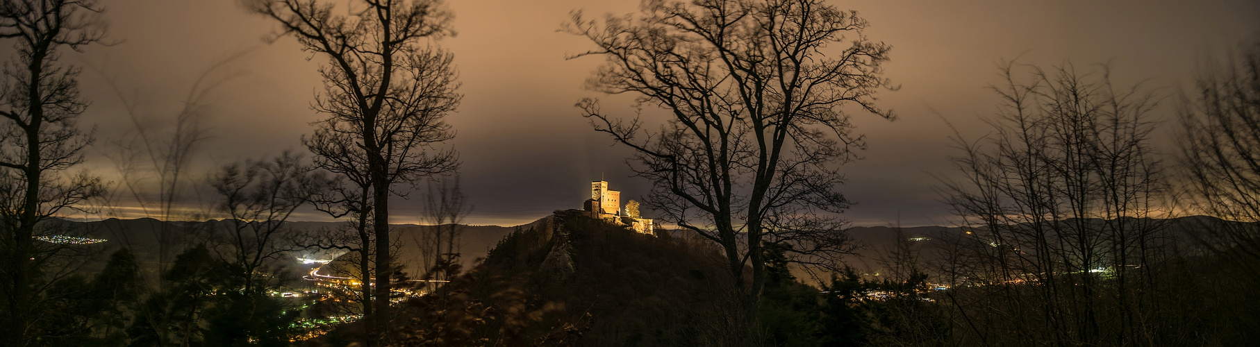 Nächtlicher Trifels und seine Umgebung