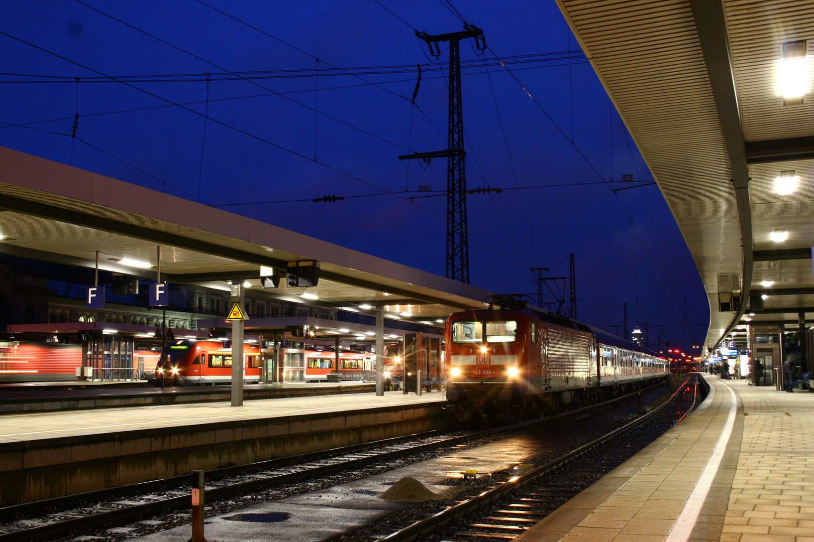 Nächtlicher Verkehr am Nürnberger Hbf