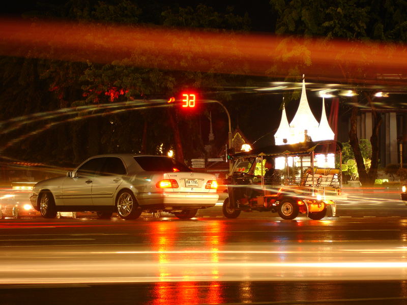 Nächtlicher Verkehr in busy Bangkok