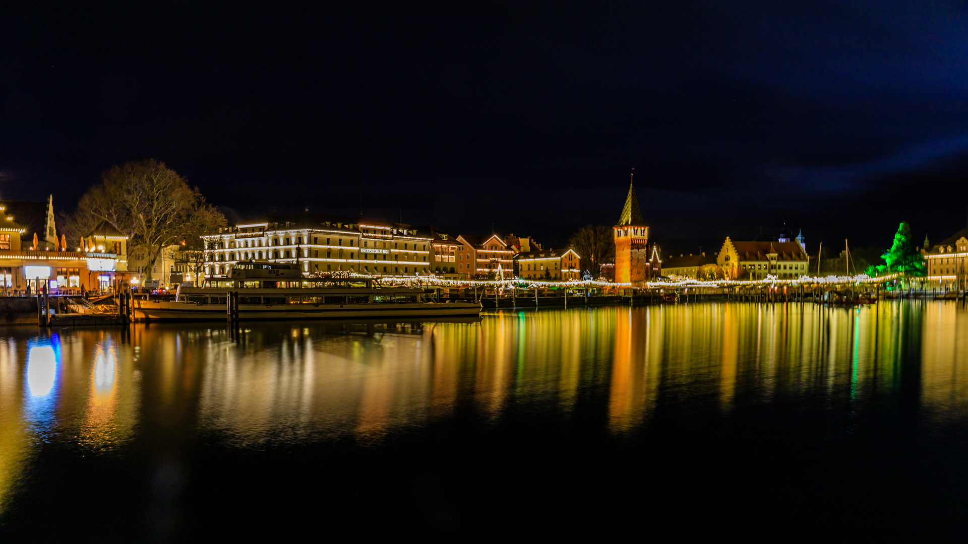 Nächtlicher Weihnachtsmarkt