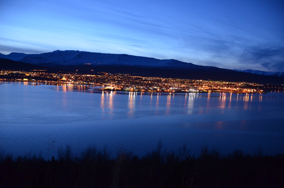 nächtliches Akureyri über den Ejafjörður