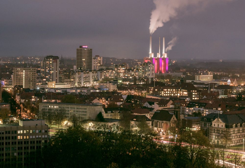 nächtliches Hannover mit Ihmezentrum und Heizkraftwerk