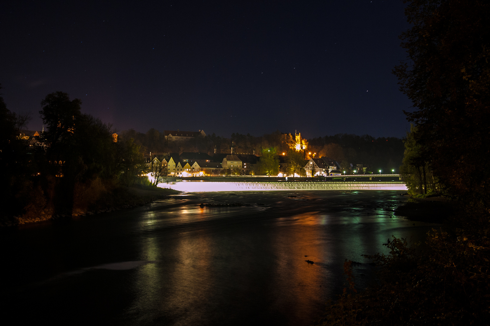 Nächtliches Lechwehr in Landsberg