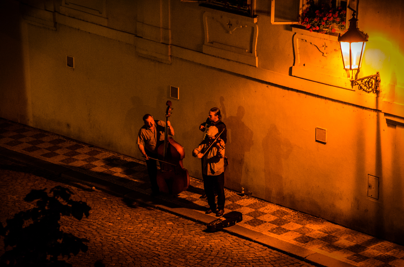 Nächtliches Musiktrio in Prag