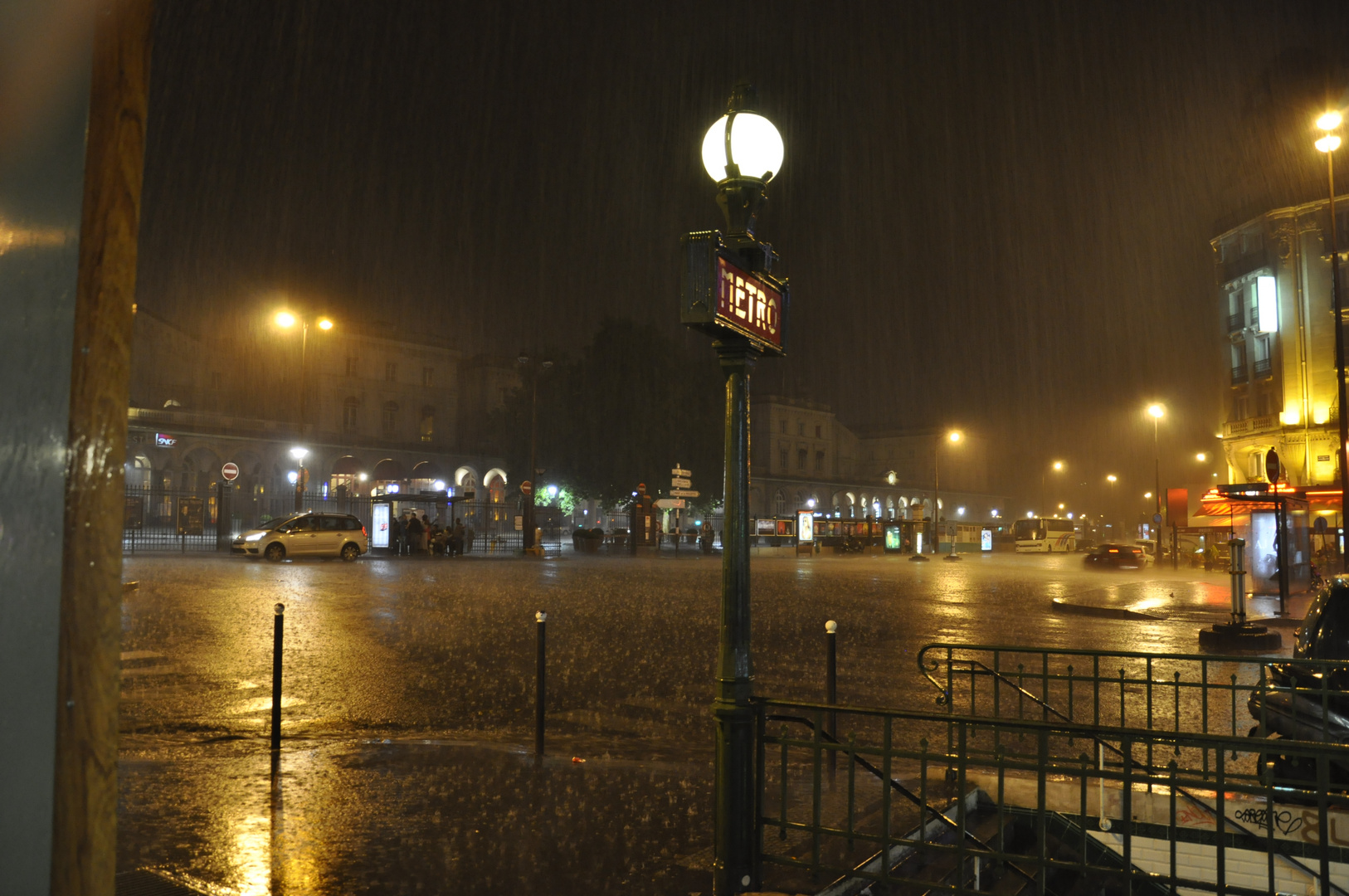 Nächtliches Paris bei Regen