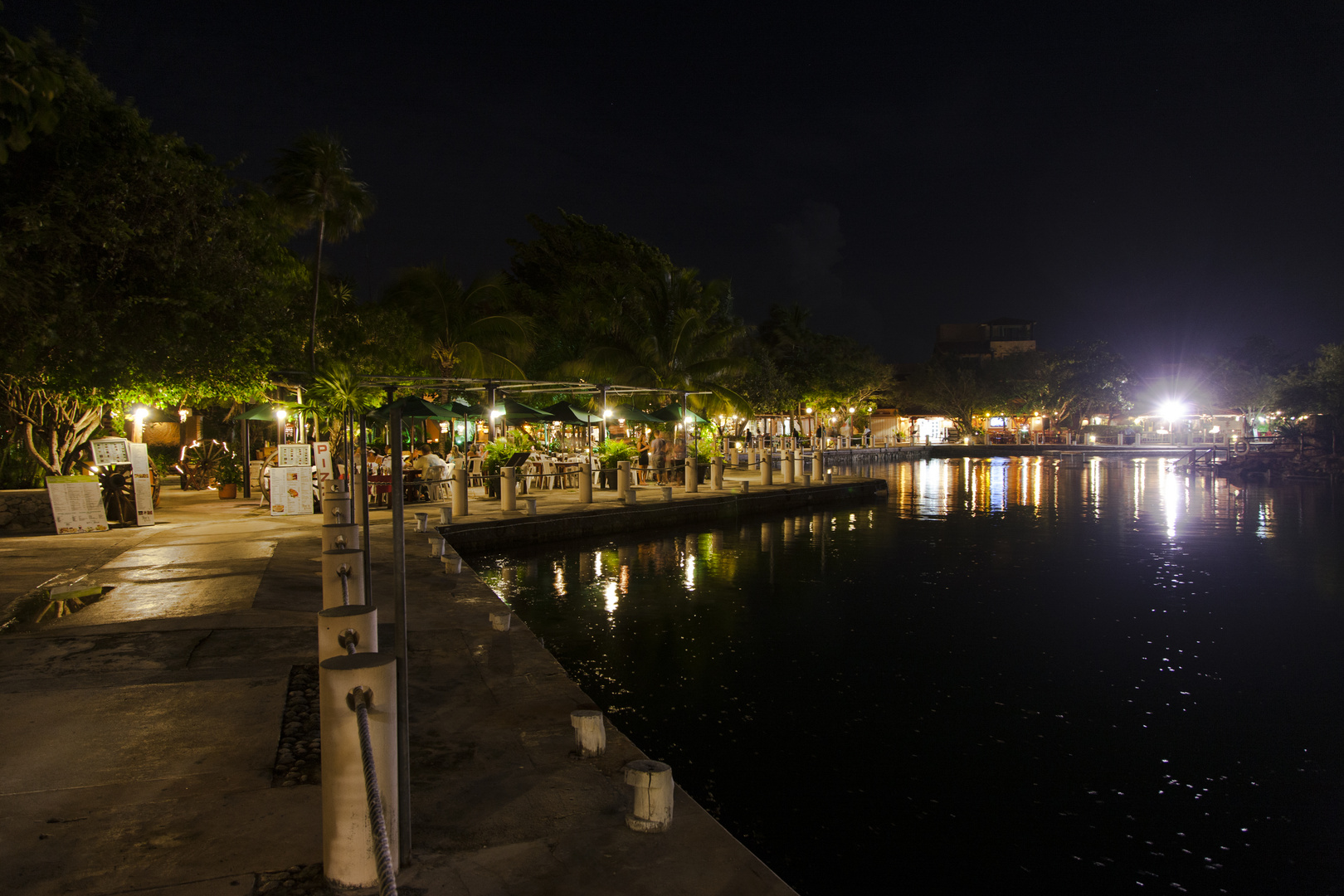 Nächtliches Puerto Aventuras