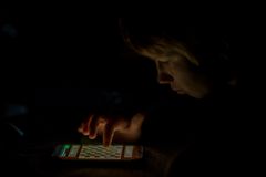 Nächtliches Schach in romantischem Smartphonelicht