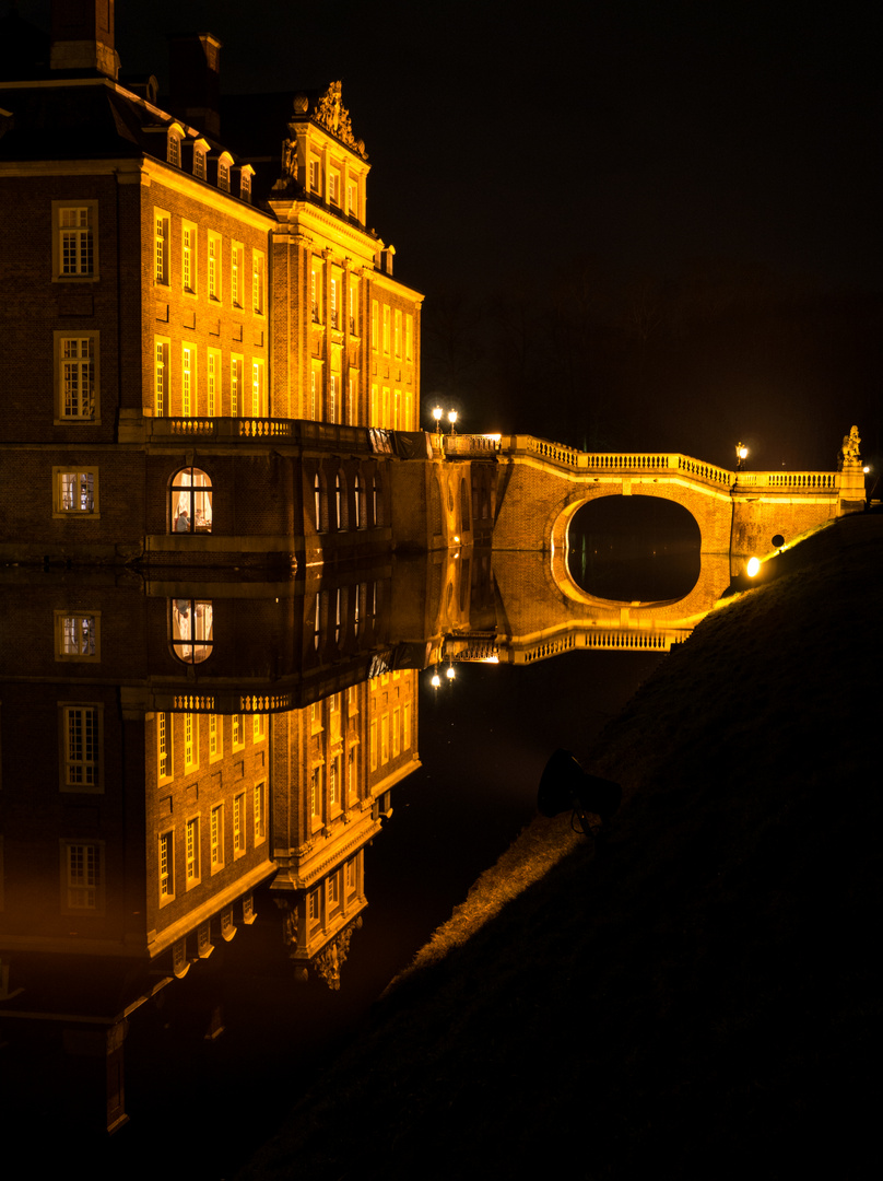 Nächtliches Spiegelschloss