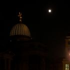 Nächtliches Stilleben mit Zitronenpresse und Mond