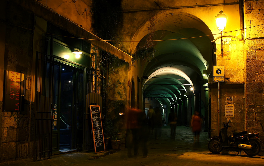 Nächtliches Treiben in Pisa.