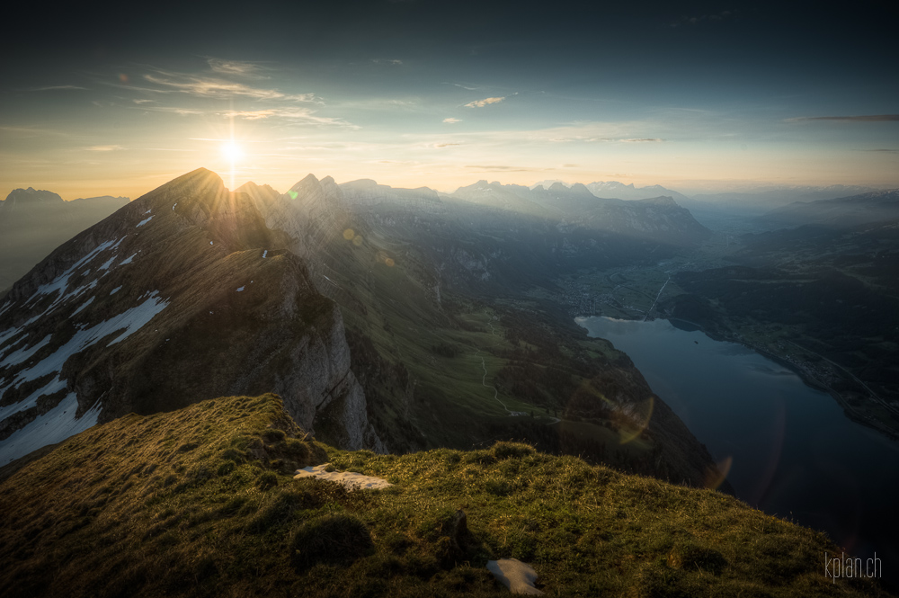 ^ Nägeliberg: Sonnenaufgang über dem Gipfel ^