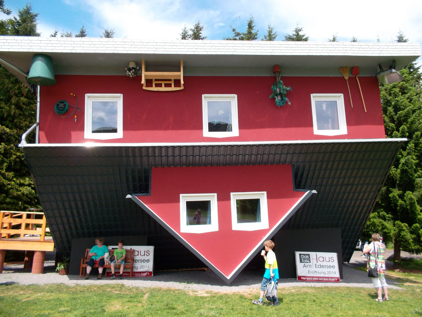 Nähe Edersee Ein Haus steht Kopf