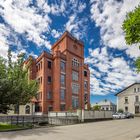 Nähfadenfabrik mit Wolken