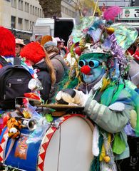 Närrischer Marsbewohner auf dem Kölner Neumarkt