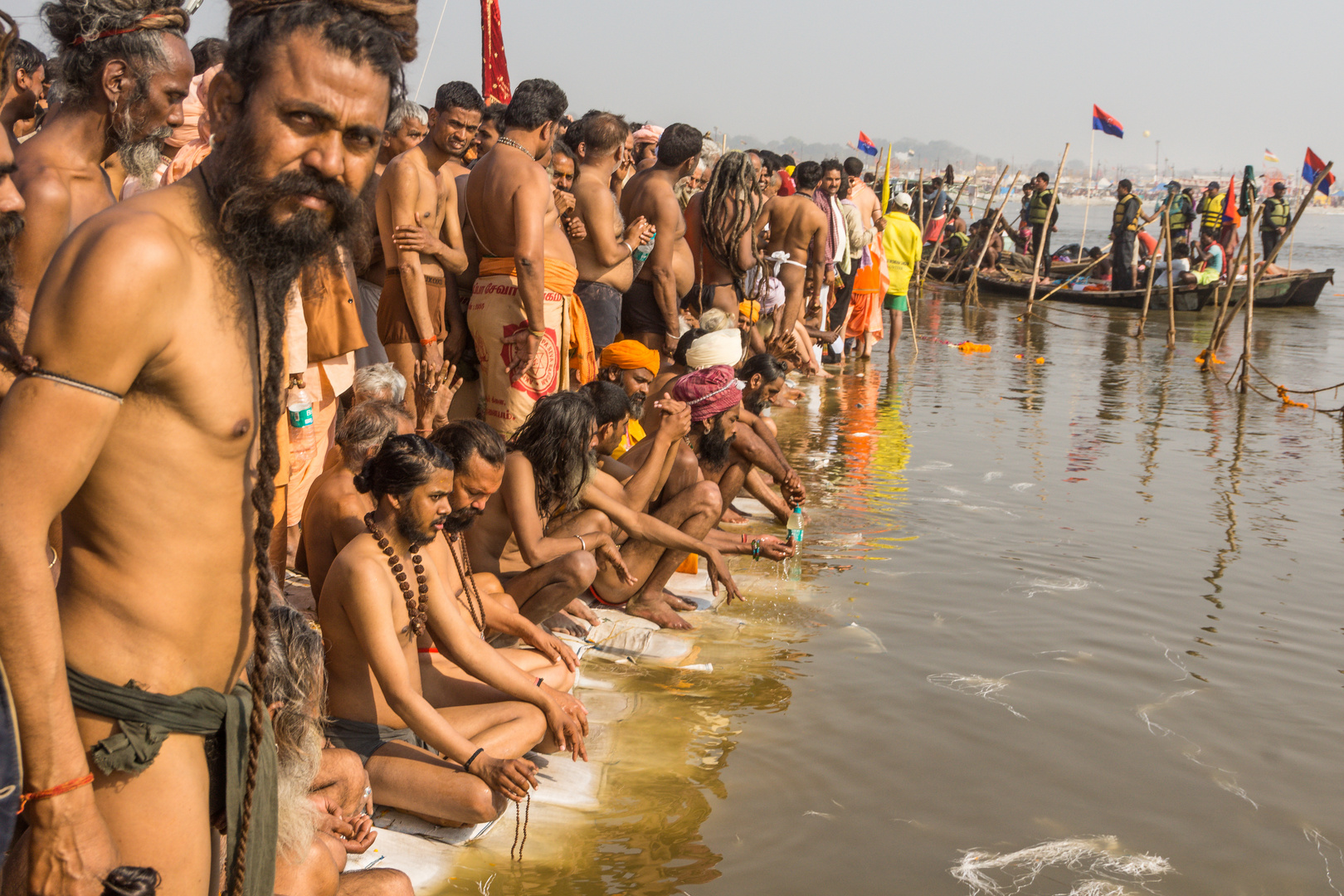Naga Babas warten auf das heilige Bad auf der Kumbh Mela 2013