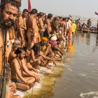 Naga Babas warten auf das heilige Bad auf der Kumbh Mela 2013