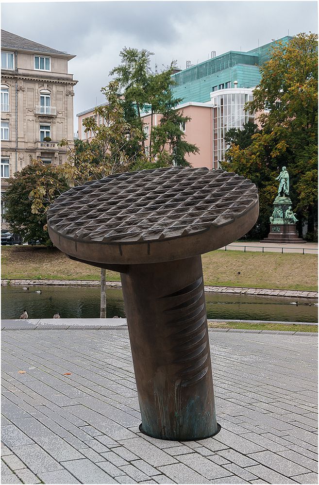 Nagel-Skulptur (2)