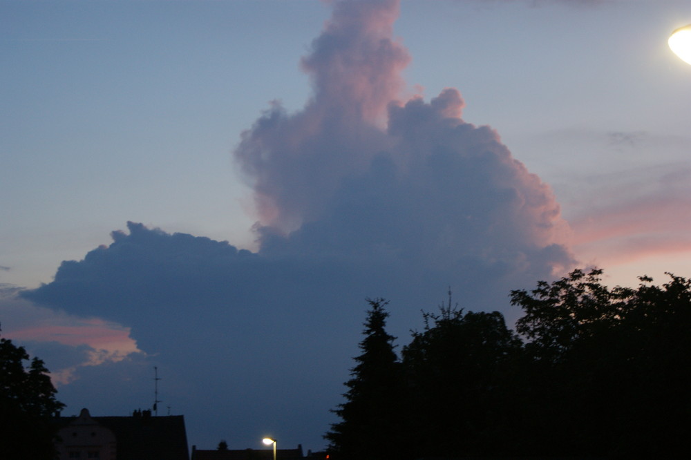 Nahaufnahme einer Gewitterwolke mit Sonnenuntergang