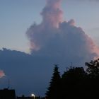 Nahaufnahme einer Gewitterwolke mit Sonnenuntergang