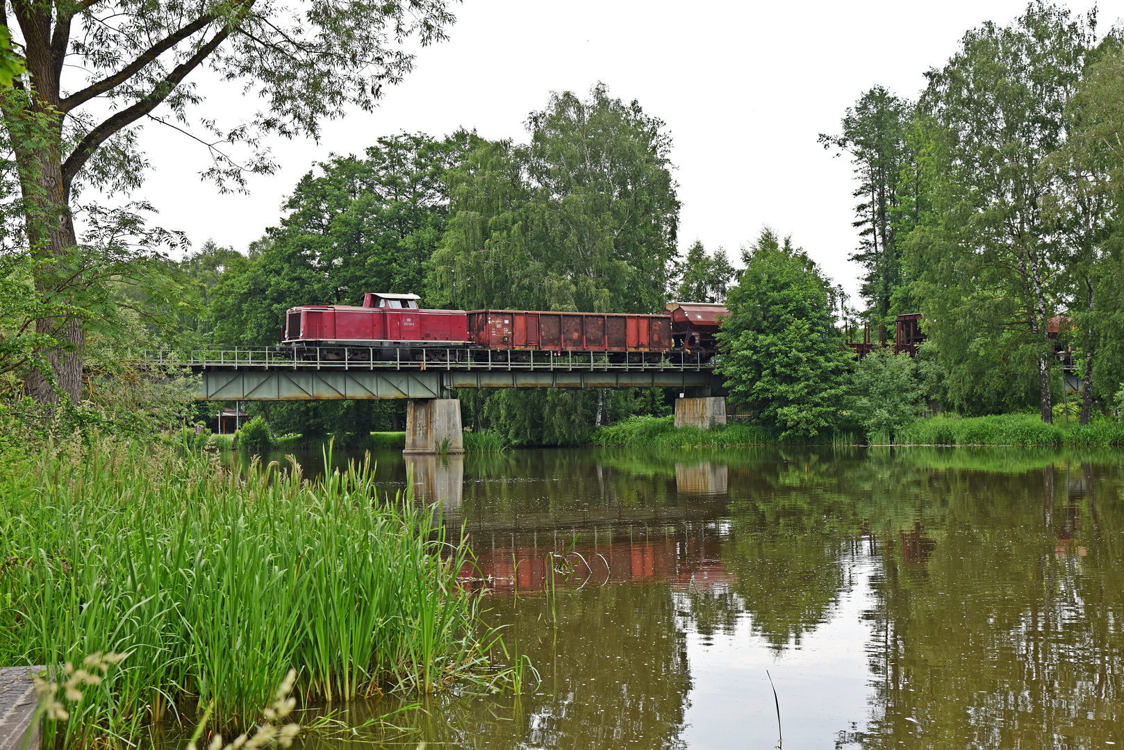 Nahgüterzug mit alter Diesellok in der Oberpfalz