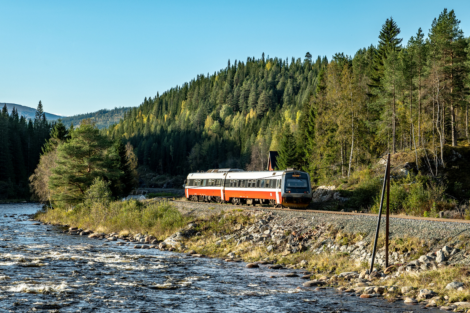 Nahverkehrstriebwagen bei Langlete, Rorosbanen, Norwegen