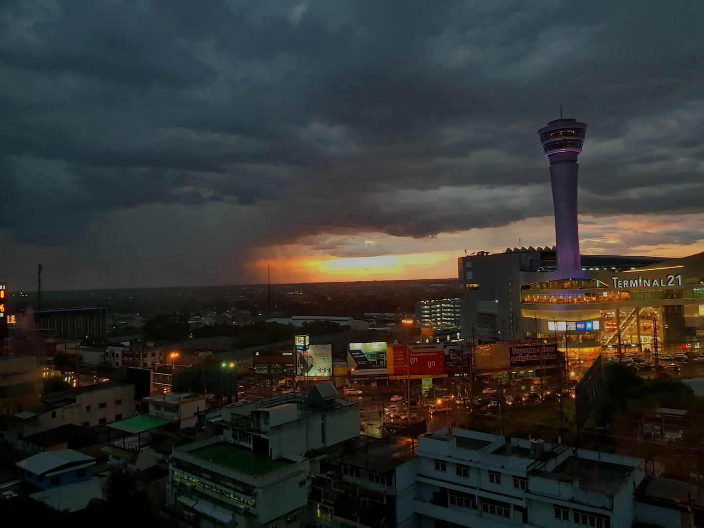 Nakhon Ratchasima - Der graue Himmel weint.