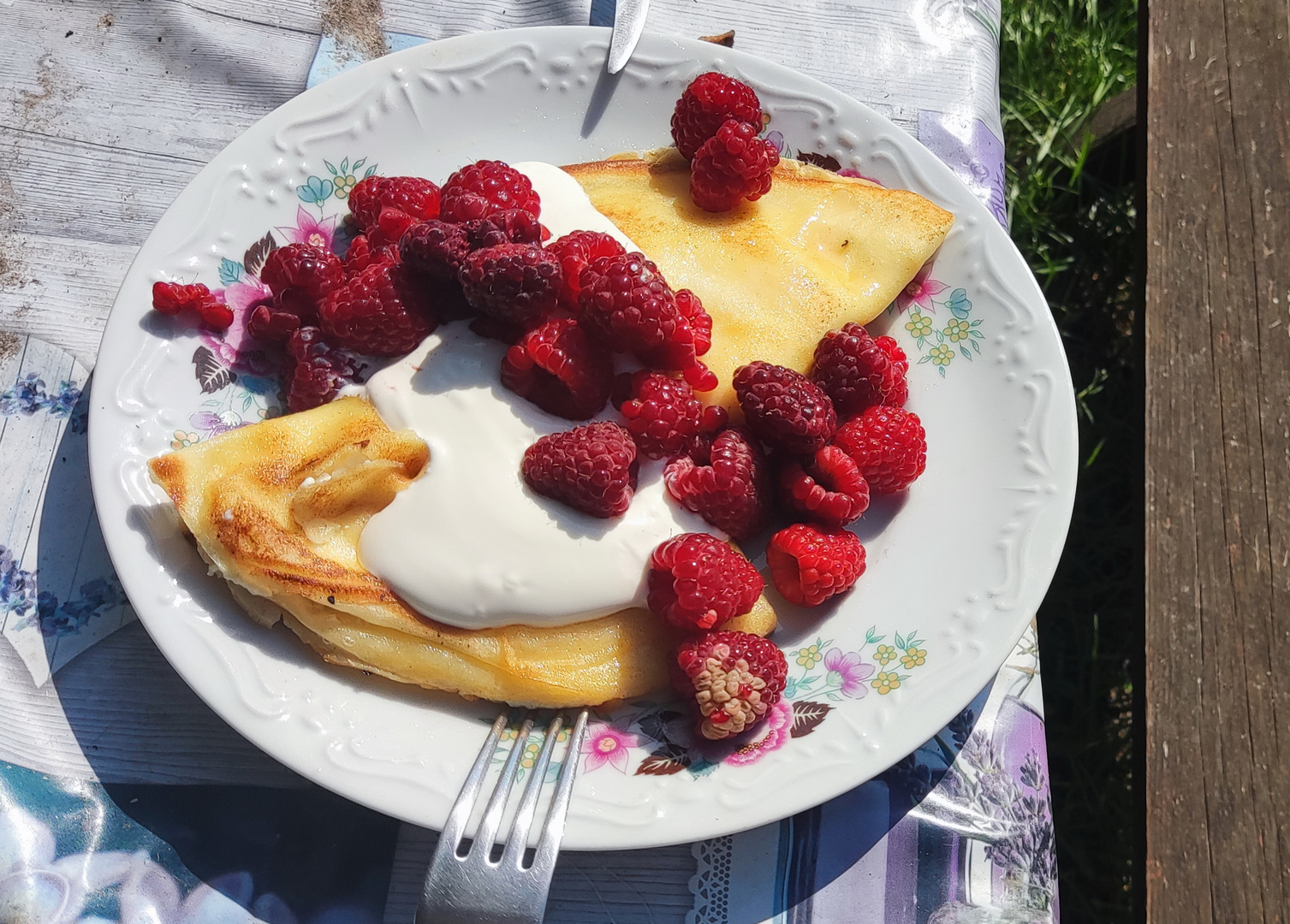 'Naleshniki serem' mit süßer Sahne und Himbeeren