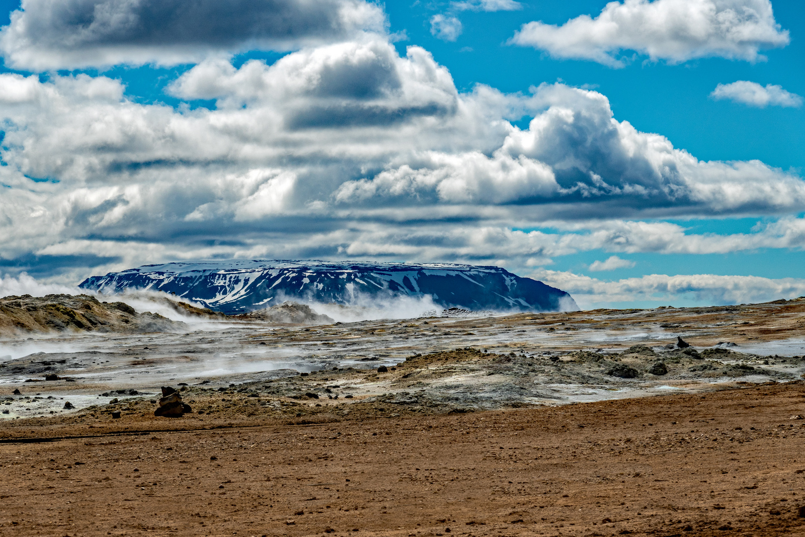 Namaskard Fumerolen vor Bergkulisse