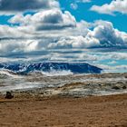 Namaskard Fumerolen vor Bergkulisse