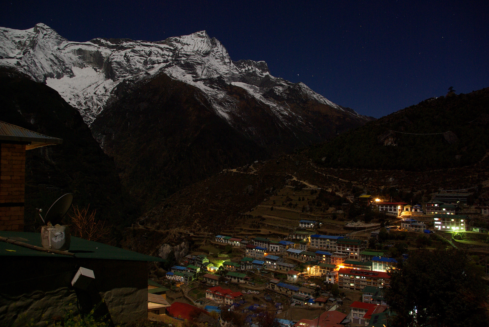 Namche Basar und die Satellitenschüssel im Plastikeimer